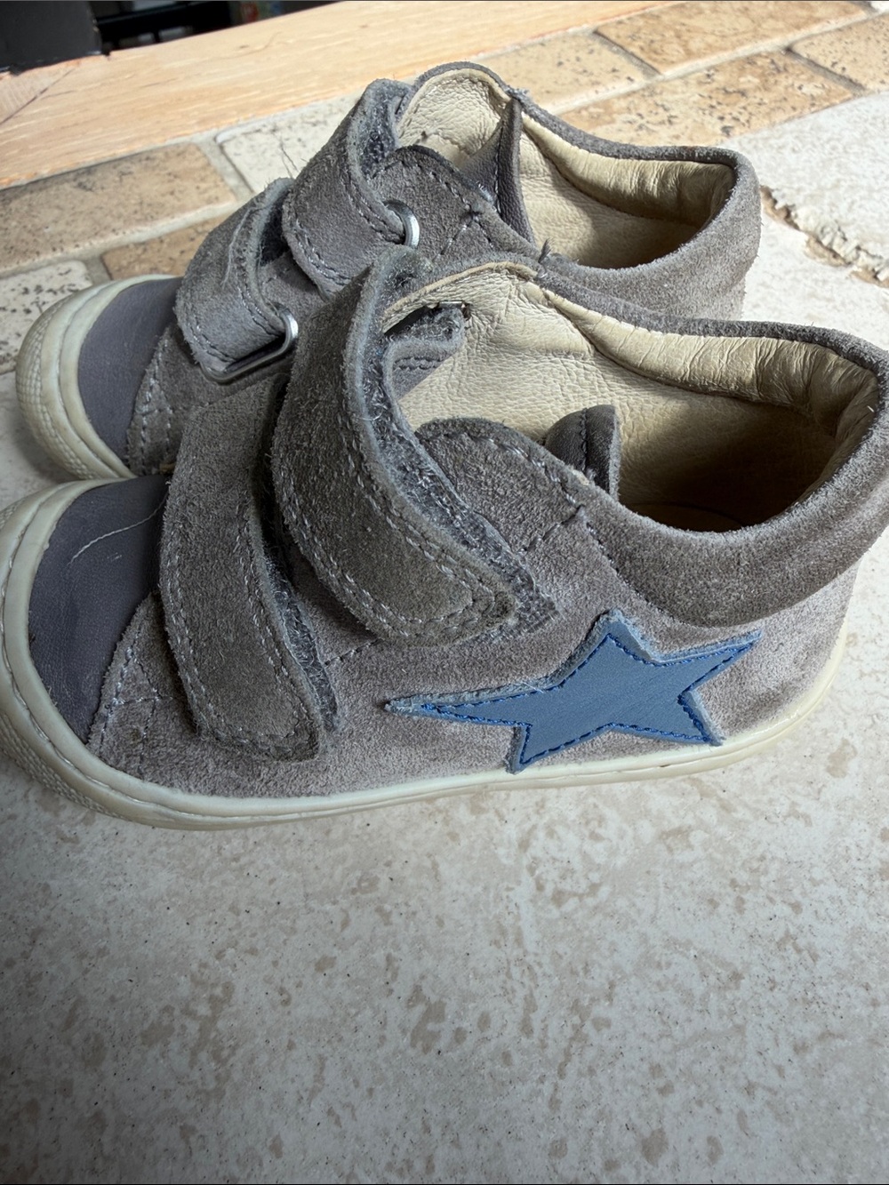 Naturino Baby Gray Suede Star Velcro Shoes / Size EU 21 /US 5-5.5
